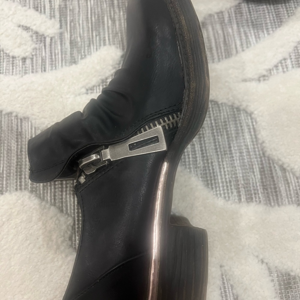 These are like new, worn once. Distressed puckered Oxford - Picture 4 of 5